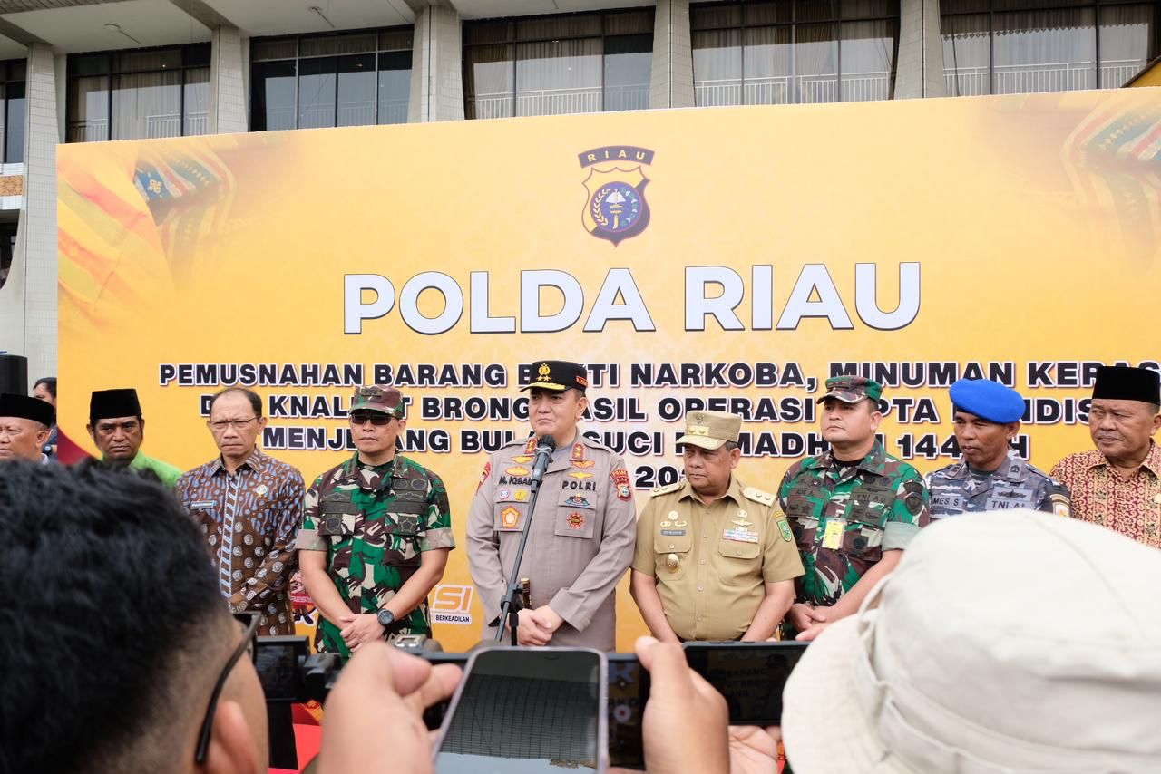 Jaga Khusu’nya Ibadah Bulan Ramadhan, Polda Riau Musnahkan Narkoba Hingga Miras dan Knalpot Brong
