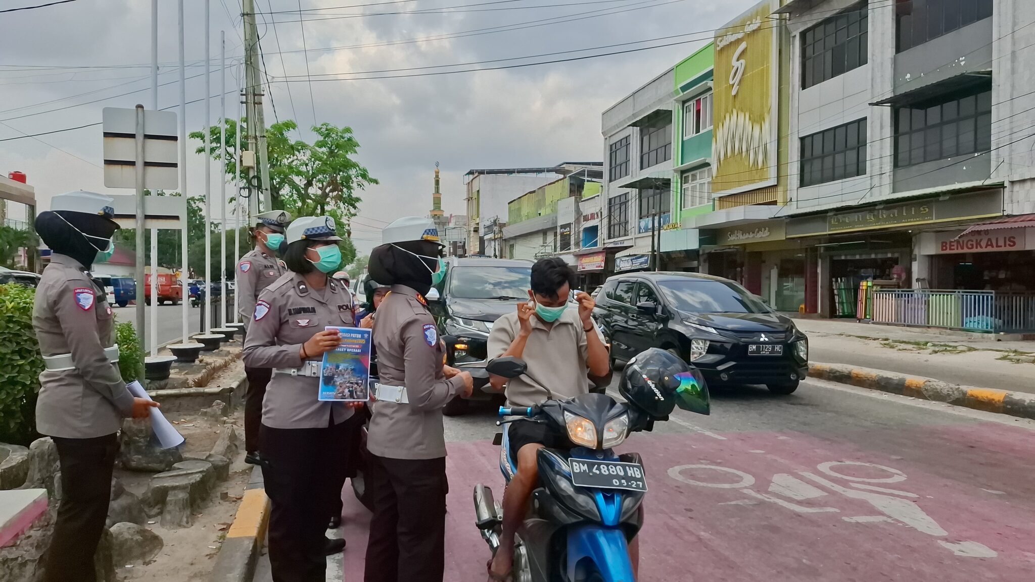 Satlantas Dumai Bagi Masker dan Edukasi Tertib Lalu Lintas