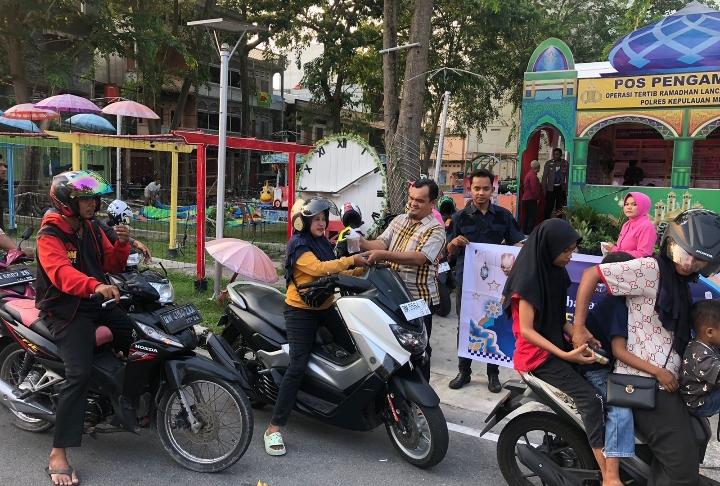 Satuan Intelkam Polres Meranti dan Bhayangkari Berbagi Takjil Pada Pengendara