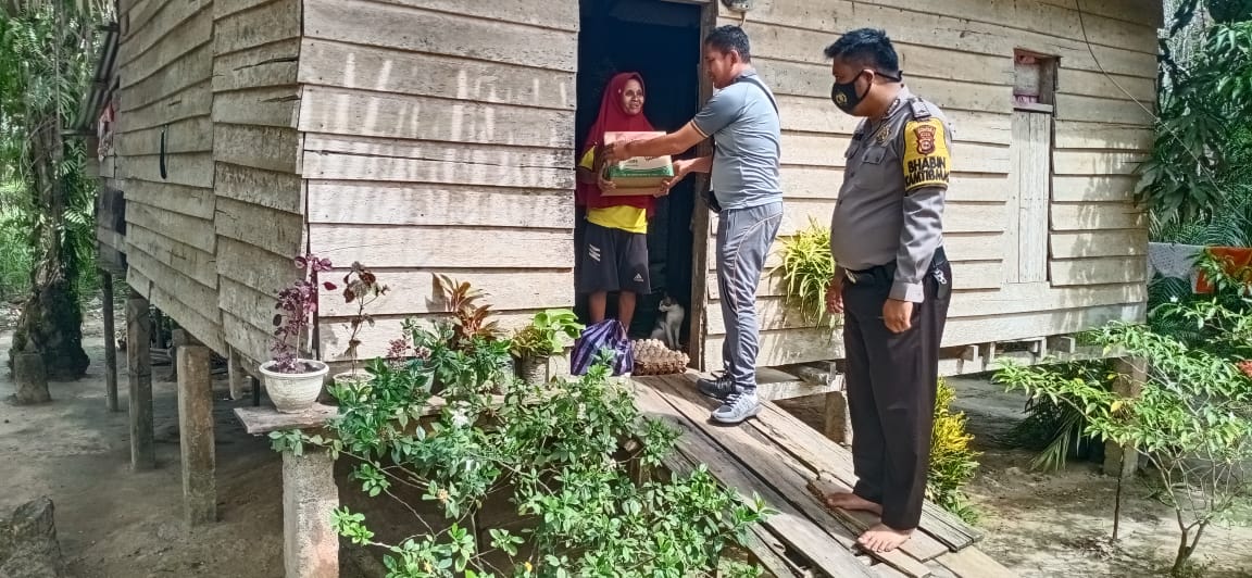 Polsek Peranap Berikan Bantuan Kepada Warga Kurang Mampu