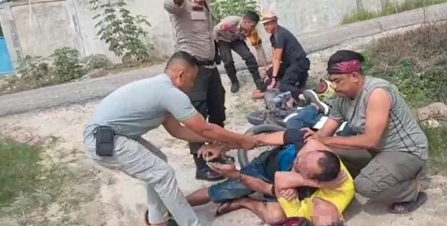 Bak Adegan Film Aksi, Tim Polsek Rengat Barat Inhu Bergulat Lumpuhkan Dua Tersangka Pengedar Narkotika