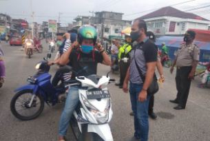 Polres Rohul Bersama Satpol PP Tegur Sekaligus Bagikan Masker Gratis ke Warga Belanja Takjil