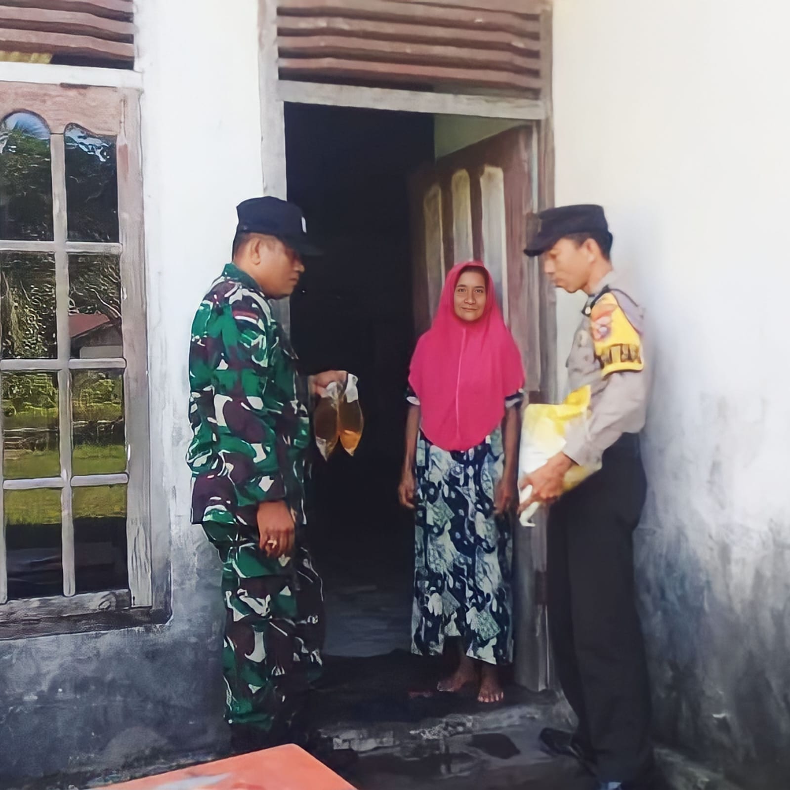 Gandeng TNI, Jajaran Polres Bengkalis Beri Bansos ke Warga Kurang Mampu 
