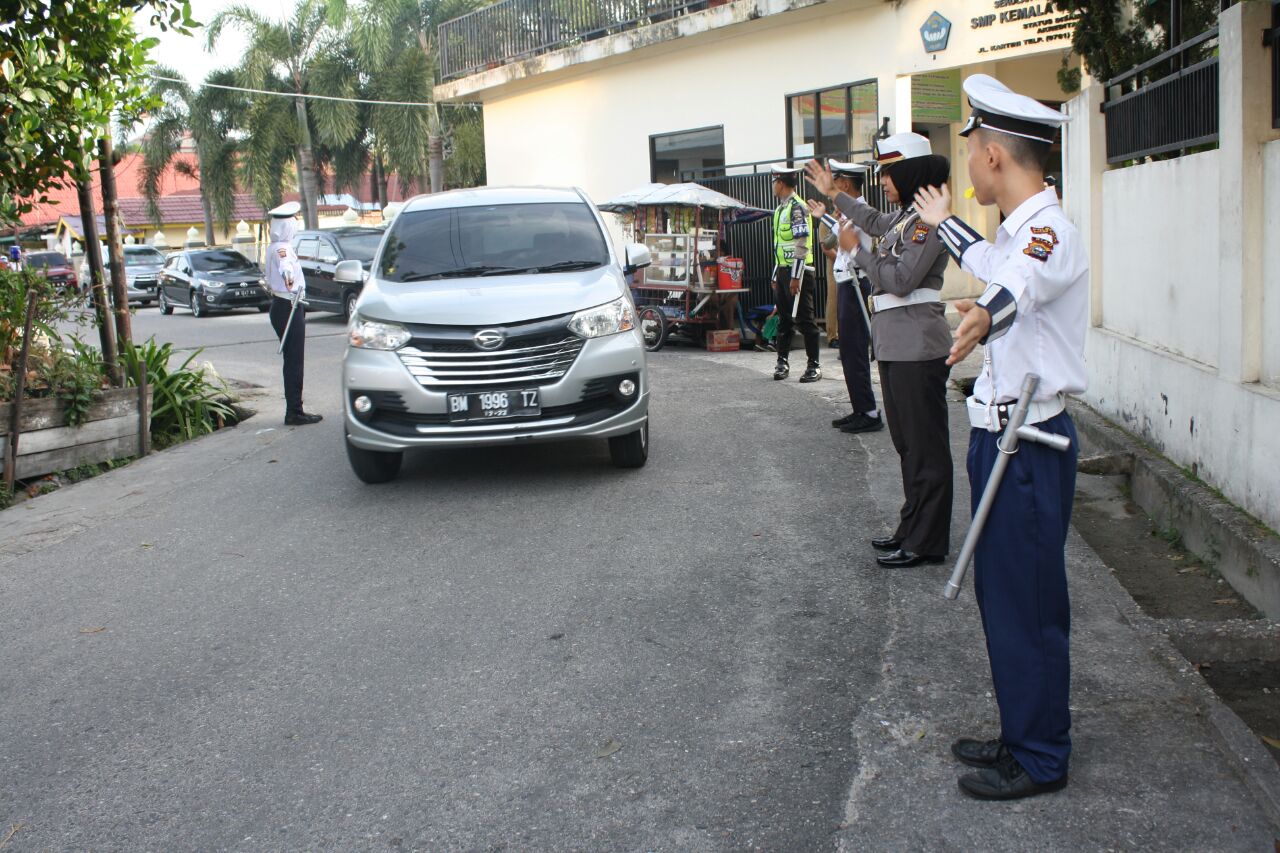 Begini Aksi Tim Patroli Keamanan Sekolah (PKS) SMP Kemala Bhayangkari Saat Atur Lalu Lintas Pagi Har