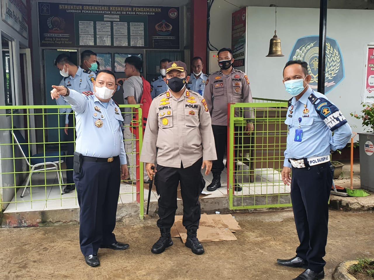 Kapolres Silaturrahmi Dan Kelapas Pasir Pengaraian Cek Pelayanan WBP Isoman