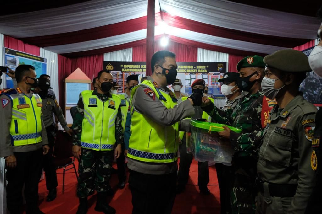 Pastikan Situasi Kondusif Dimalam Takbiran, Kapolda Riau Bersama Forkopimda Patroli Keliling Kota.