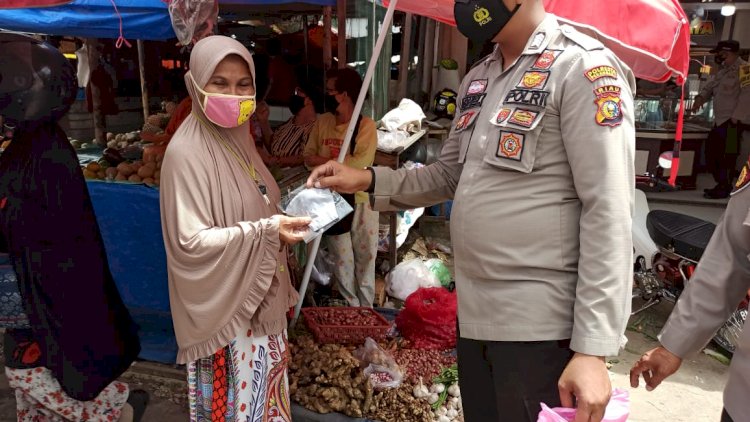 Polsek Bukit Raya Bagikan Masker Gratis Kepada Pedagang dan Pengunjung Pasar Pagi Arengka