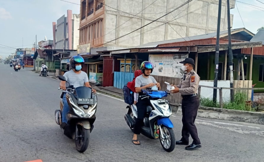 Personel Polres Meranti Lakukan Strong Point dan Bagikan Masker