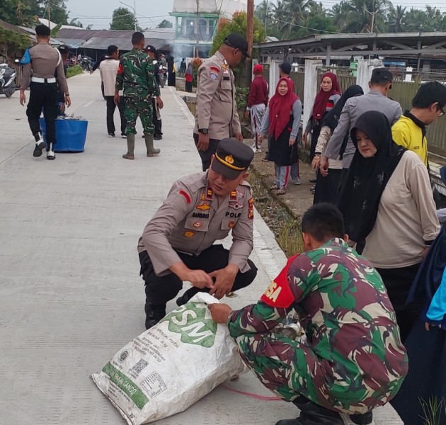 Kapolsek Sungai Batang Bersih Bersih Sampah Plastik