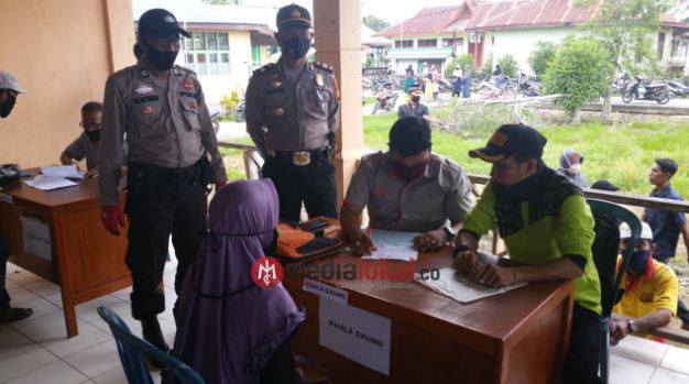 Polsek Gaung Anak Serka Turun Langsung Kawal Penyaluran BLT untuk Masyarakat