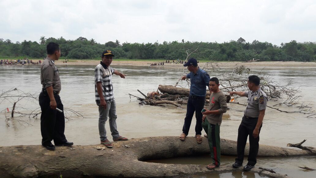 Polsek Kuantan Mudik Menemukan Mayat Manusia Di Sungai Kuantan Desa Teberau Panjang