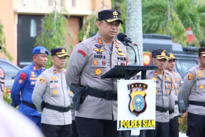 AKBP Asep Sujarwadi Pimpin Apel Pergeseran Pasukan Pengamanan Pilkampung di Wilayah Kabupaten Siak