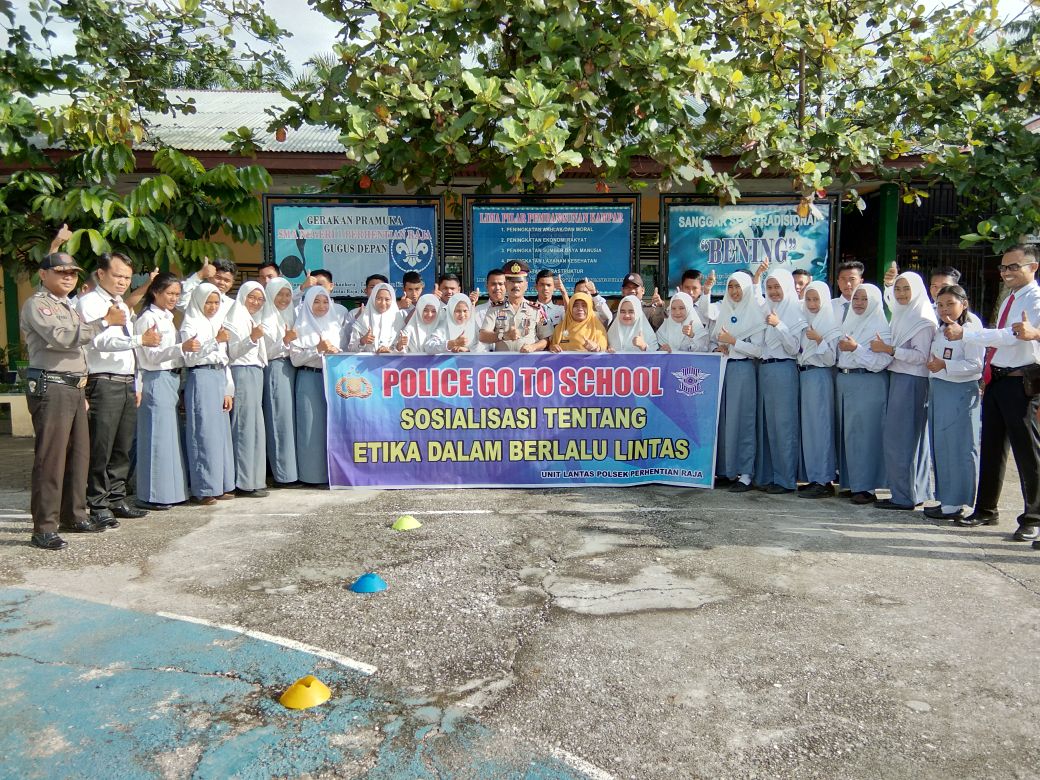 Kapolsek Perhentian Raja Pimpin Kegiatan Police Goes to School di SMA Negeri I Pantai Raja