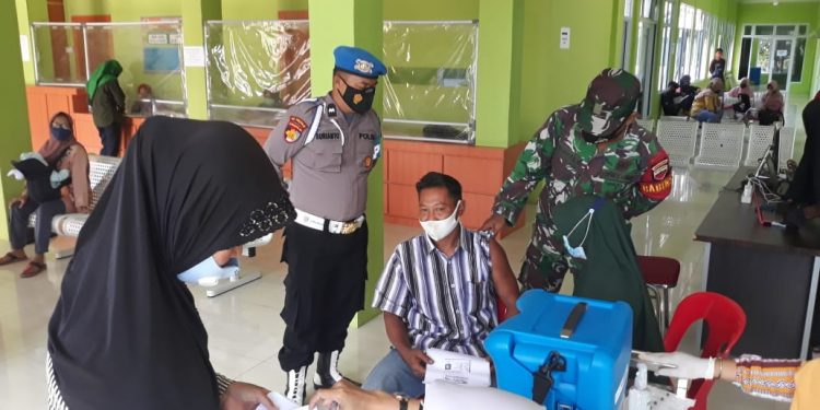 Personel Polsek Kuala Kampar Kawal Vaksinasi Dosis I dan II di Puskesmas