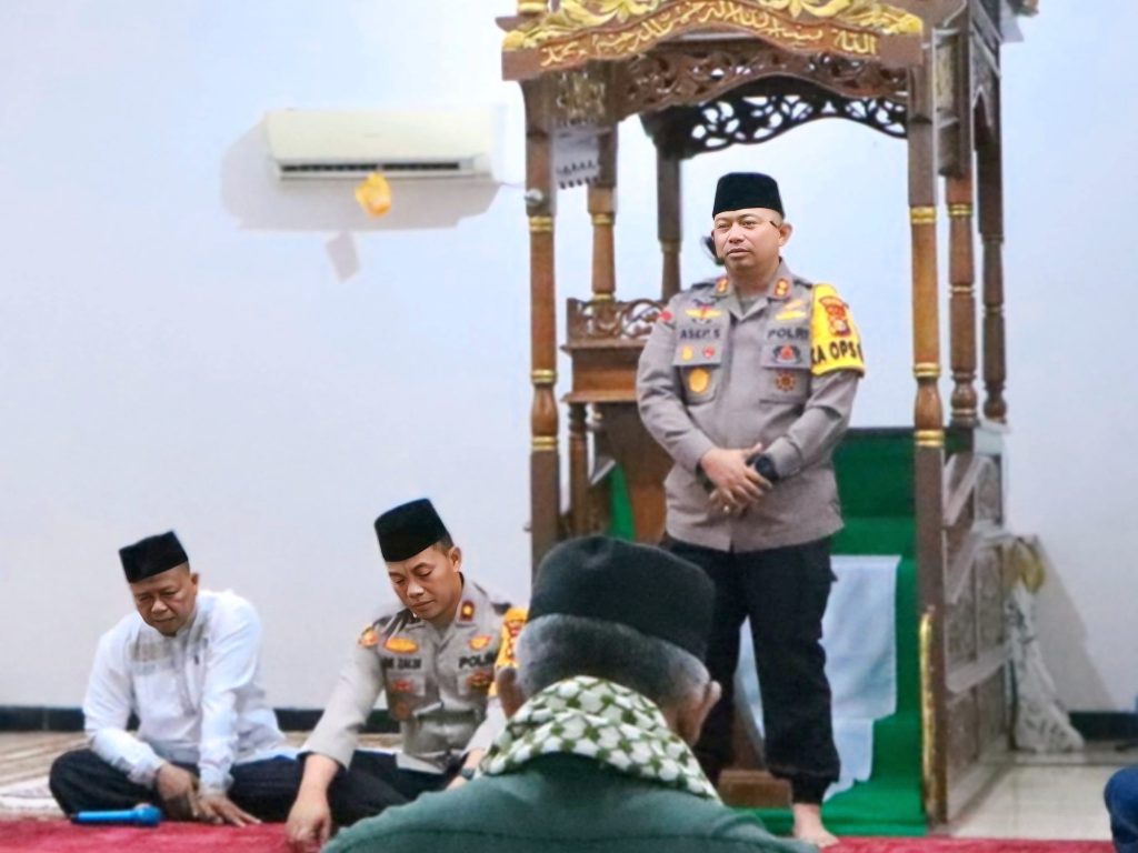 Kapolres Siak Sholat Shubuh Berjamaah Bersama Masyarakat