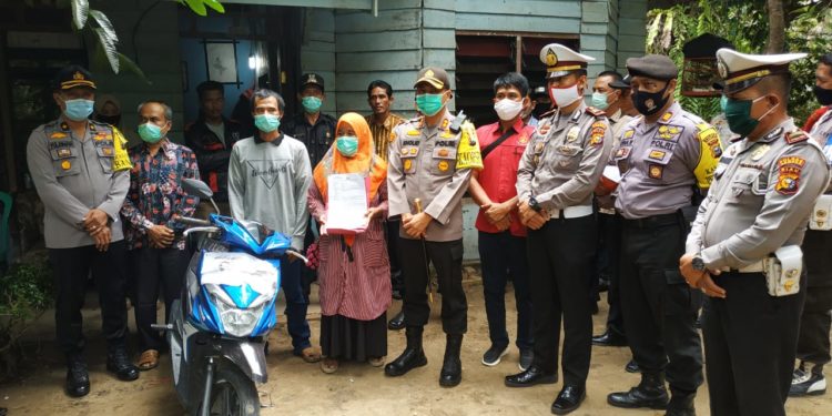 Kapolres Kampar Beri Surprise Hari Bhayangkara ke-74, Antarkan Motor Tangkapan Curanmor Kepada Pemil