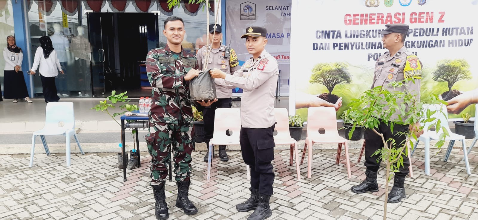 Peduli Lingkungan, Mahasiswa & Bhabinkamtibmas Sosialisasi Green Policing di SMK Dirgantara Pekanbaru