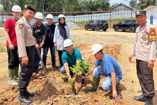 Wujudkan Perdamaian Dunia di Hari Raya Waisak, Polsek Lirik Tanam Pohon Bersama PT MKS