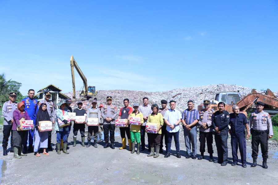 Berkunjung ke Tempat Pembuangan Akhir, Kapolres Inhil berbagi Sembako