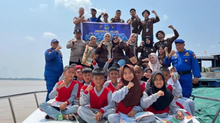 Petualangan Seru, Siswa SD di Indragiri Hilir Belajar di Kapal Baca Polisi