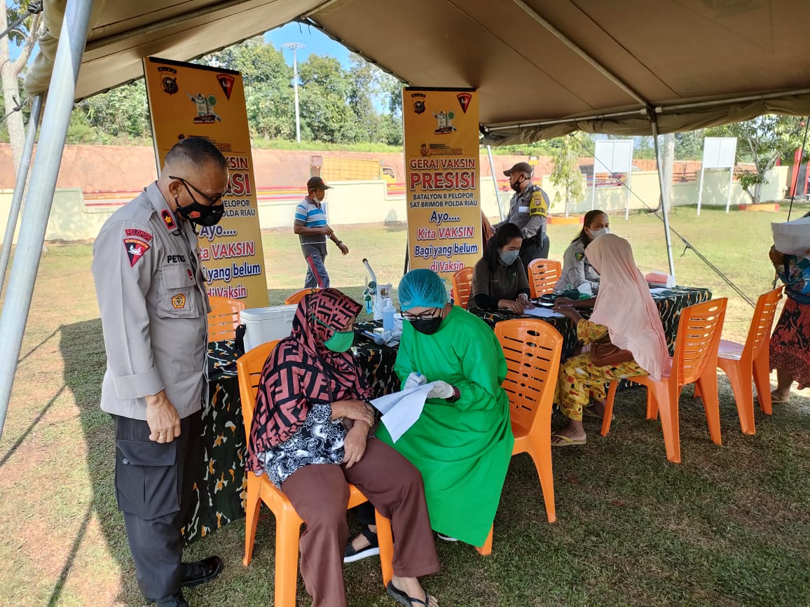 Gerai Vaksin Presisi, Batalyon B Sat Brimob Polda Riau gelar Vaksinasi Kepada Masyarakat di Rohil