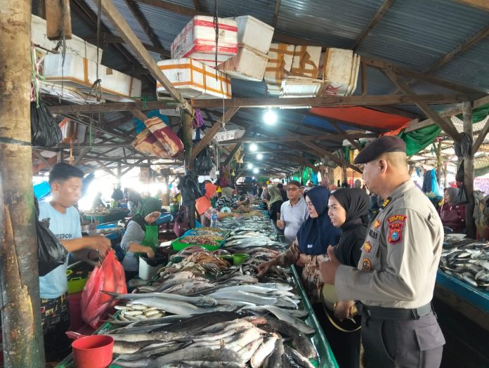 Jelang Idul Adha, Kapolsek Kateman Sisir Pasar Basah dan Pelabuhan