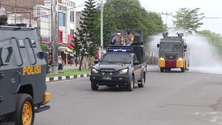 Penyemprotan Disinfektan Massal di Dumai Dilaksanakan, Polres Dumai Ikut Serta