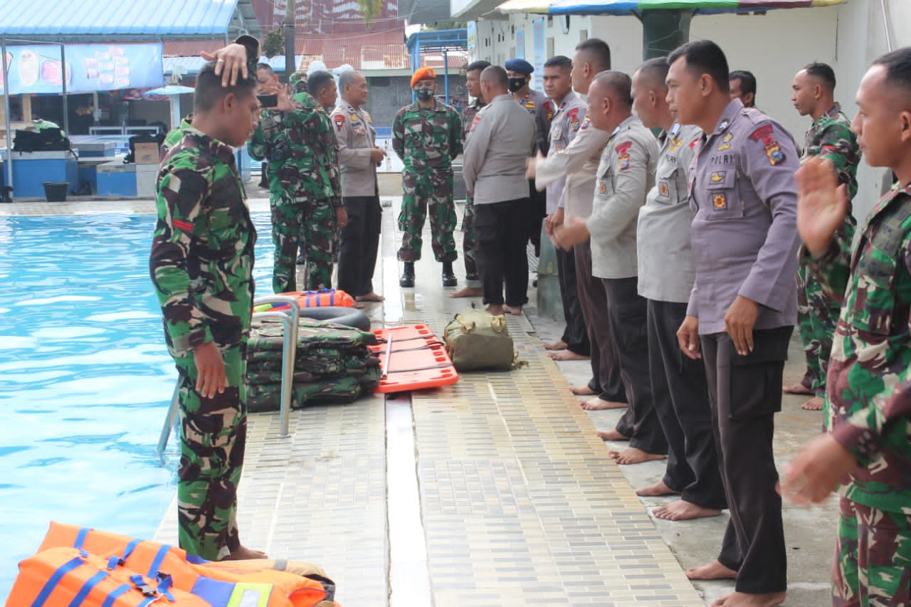 Sinergitas TNI Polri Melaksanakan Latihan Materi Selam Pertolongan Korban Tenggelam