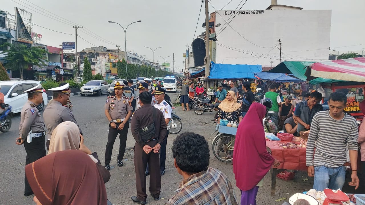 Pedagang dan Parkir Kendaraan di Sepanjang Jalan Tuanku Tambusai Pekanbaru di Tertibkan