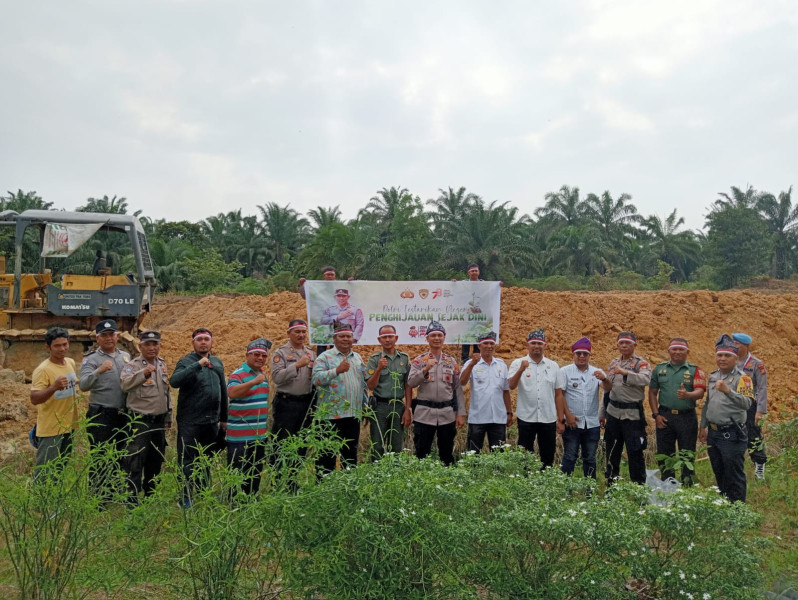 Jaga Lingkungan, Kapolsek Bagan Sinembah Bersama Upika Balai Jaya Tanam Pohon