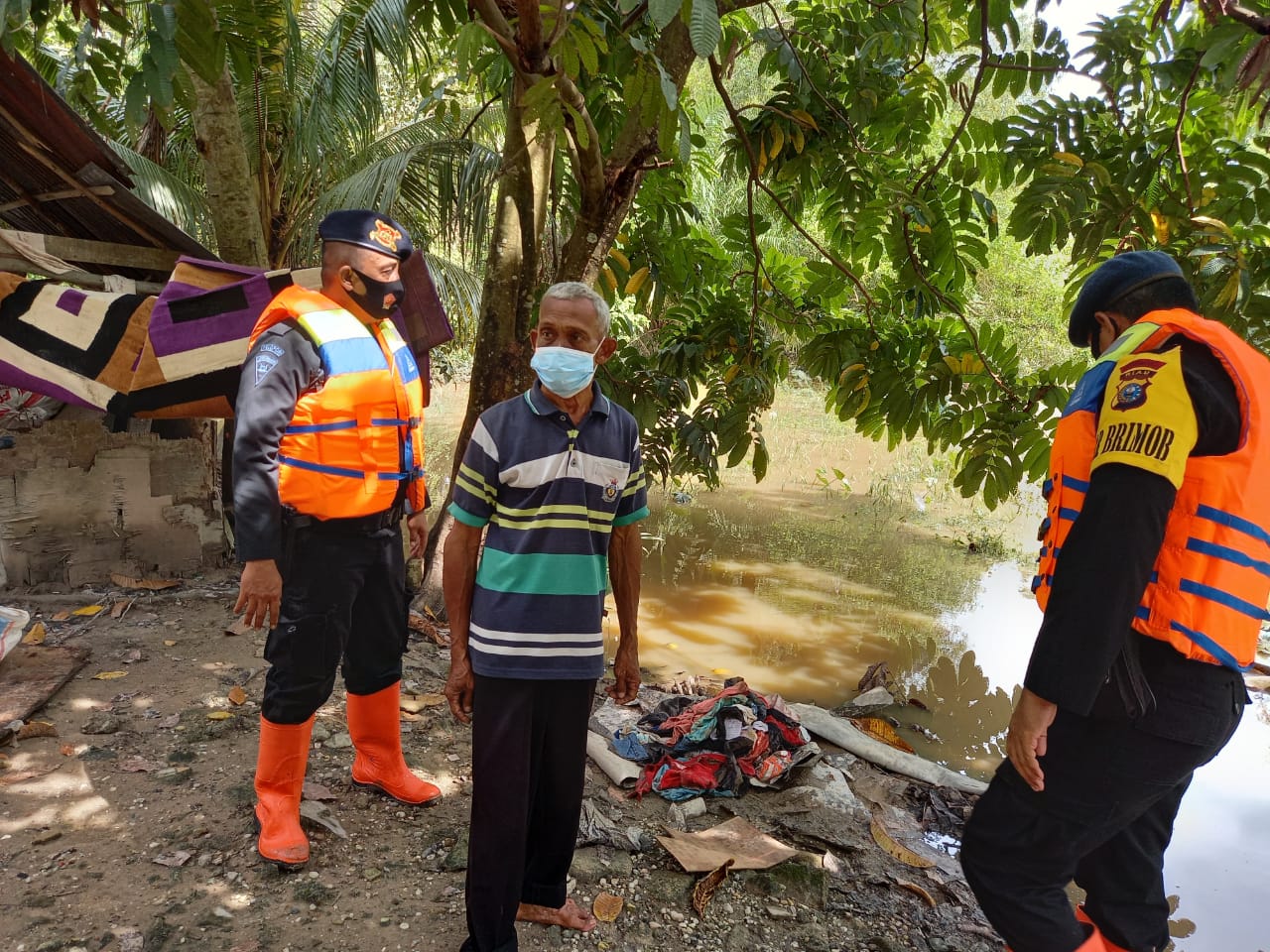 Banjir melanda Pekanbaru, Brimob langsung respon tanggani banjir