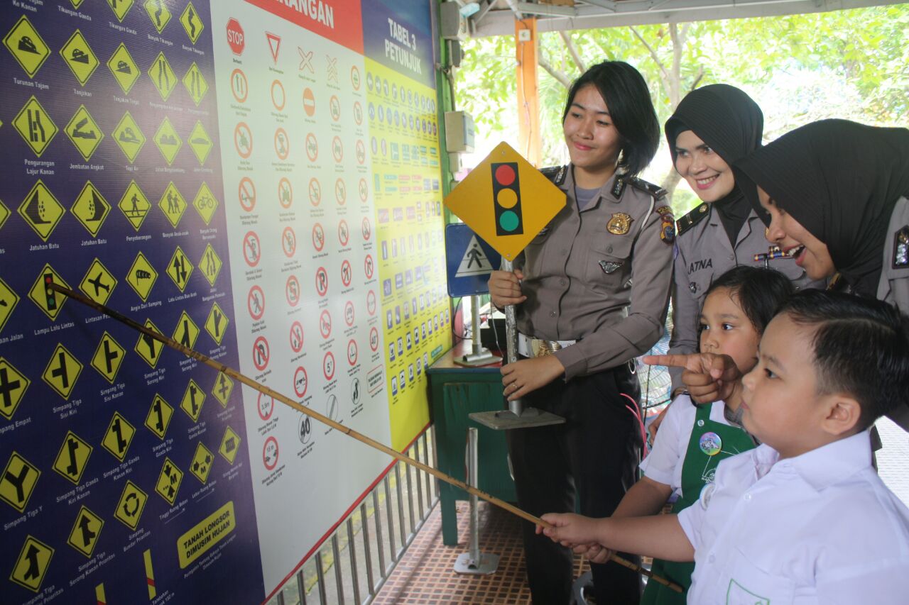 Tanamkan Edukasi Tertib Berlalu Lintas Sejak Dini, Ratusan Anak TK Al Azhar Kunjungi Taman Lalu Lint