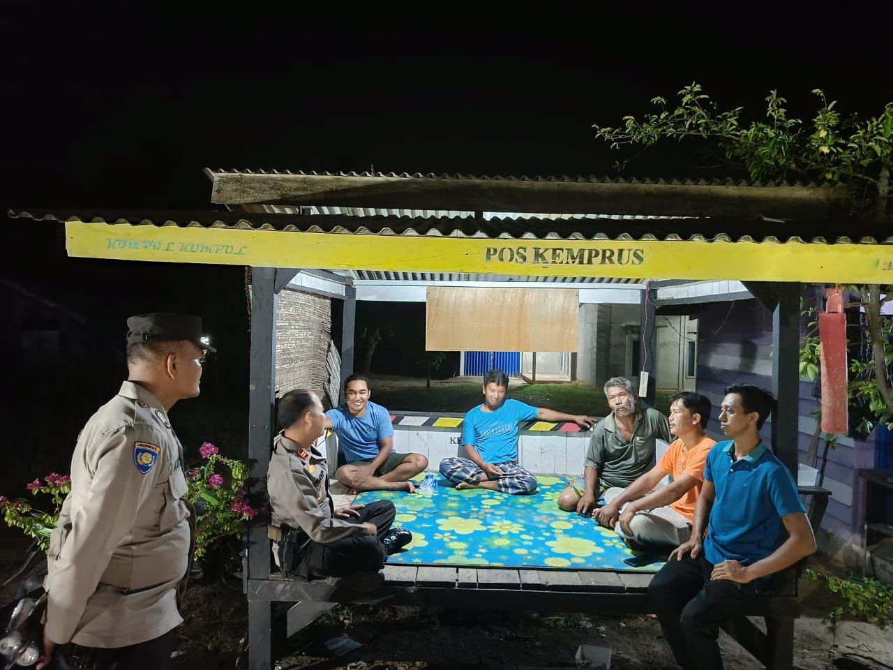 Penuh Keakraban bersama Warga saat Polisi di Rohul Cek Pos Satkamling