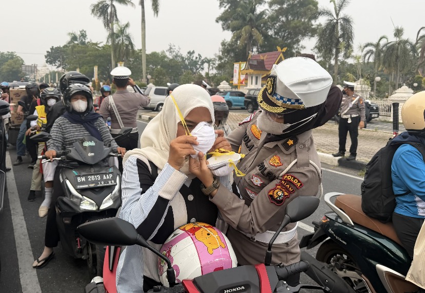 Di Tengah Kabut Asap, Ditlantas Polda Riau Bagikan 1.000 Masker dan Edukasi Green Policing