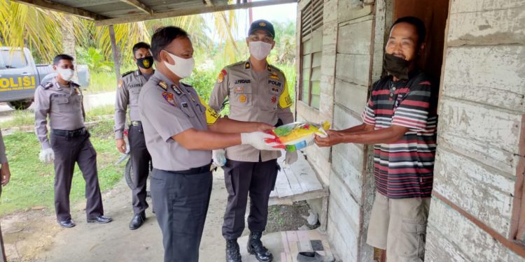 Peduli Covid-19, Kabag Ren Polres Kampar dan Anggota Antarkan Bantuan Kerumah Warga Kurang Mampu