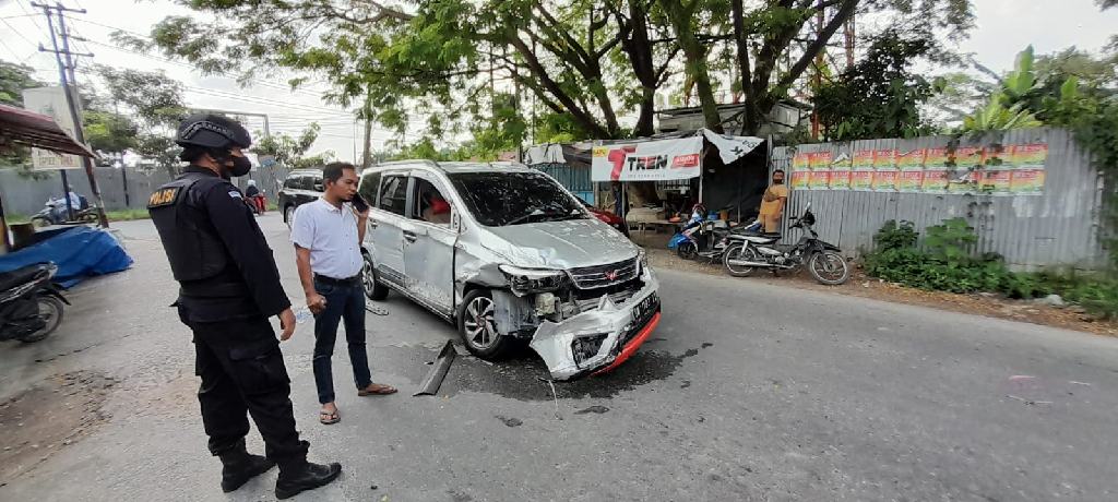 Respon Cepat Tim Patroli Brimob Riau, Evakuasi Korban Kecelakaan Hingga Atur Lalin