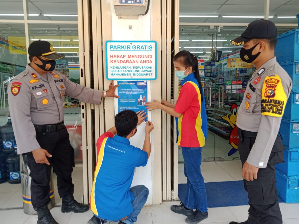 Kapolsek Kerumutan Sosialisaikan Penerapan AKB di Indomaret Setempat