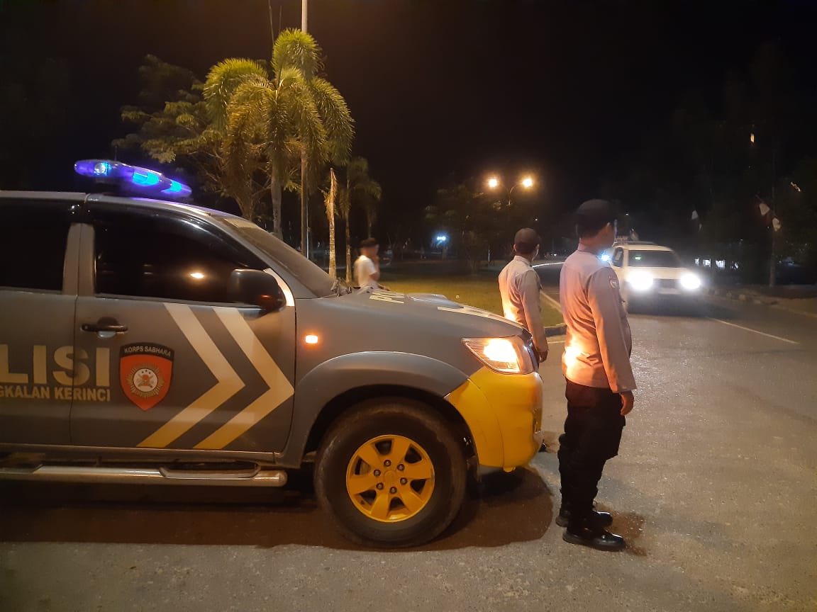 Malam Hari, Polsek Pangkalan Kerinci Patroli Blue Light