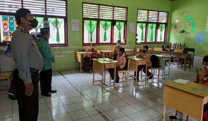 Bhabinkamtibmas Perawang Barat Lakukan Pengecekan Prokes di SDN 04 Tualang