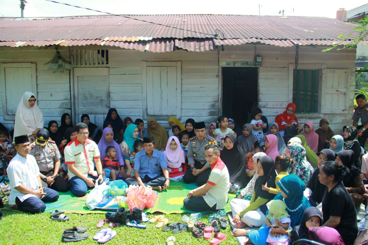 Tim Jumat Barokah Polresta Pekanbaru Sambangi Seorang Janda Buruh Cuci