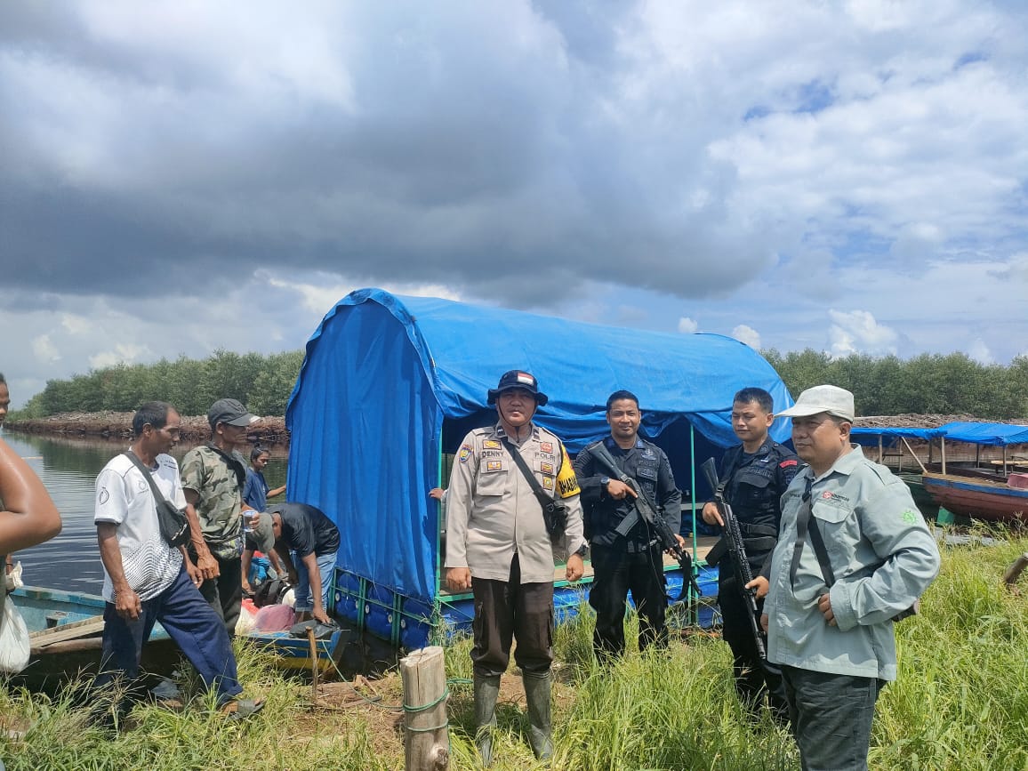 Cegah Karhutlah, Polsek Teluk Meranti Bersama BKO Brimob Polda Riu dan Security PT. Arara Abadi Lakukan Patroli