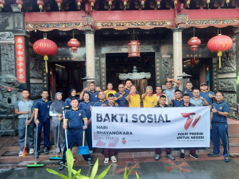 HUT Bhayangkara ke-77, Polres Meranti Gelar Baksos Bersihkan Tempat Ibadah