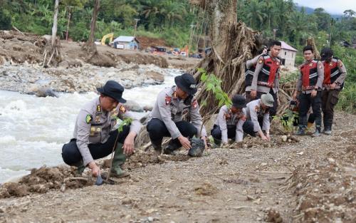 Polda Riau 'Wariskan' Pohon di Agam Jelang Berakhirnya Misi Kemanusiaan
