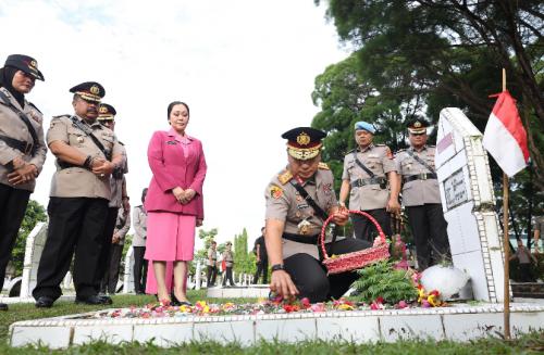 KAPOLDA RIAU PIMPIN UPACARA ZIARAH DAN TABUR BUNGA PERINGATI HARI BHAYANGKARA KE-79 TAHUN 2025