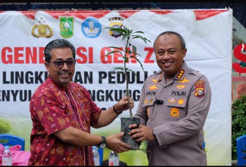 Tanamkan Kepedulian Lingkungan, Polda Riau Gencarkan Green Policing di SMK Labor Pekanbaru