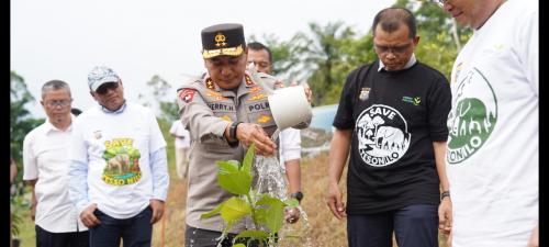 Kapolda Riau Hadiri 'Green Action' Penanaman 300 Pohon di Kampus Unilak
